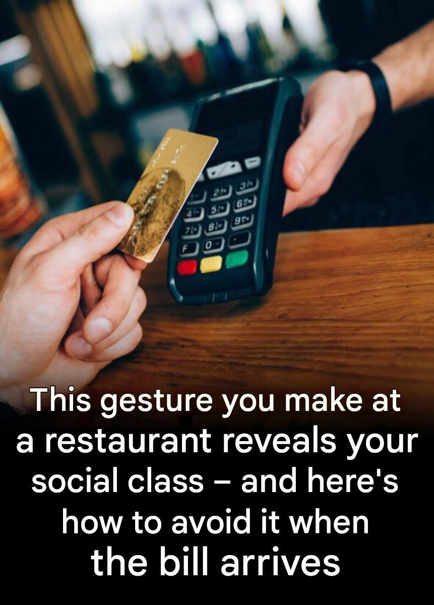 This gesture you make in a restaurant reveals your social class without you even realizing it.