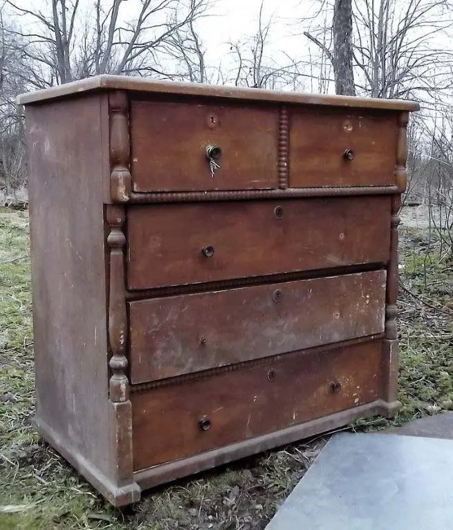 A neglected chest of drawers transformed into a charming and original piece